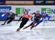 开云体育官网-运动员在赛场上发挥出色，引发观众热情