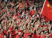 开云下载-球迷为球队的惊人胜利欢呼雀跃