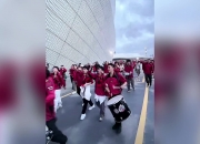 开云体育官方网站-包含现场气氛热烈，球迷为自己支持的球队呐喊助威的词条