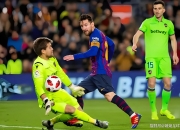 开云体育入口-足球比赛场面火爆，球员拼尽全力