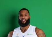 开云体育中国-篮球明星们的飒爽英姿，酷劲十足