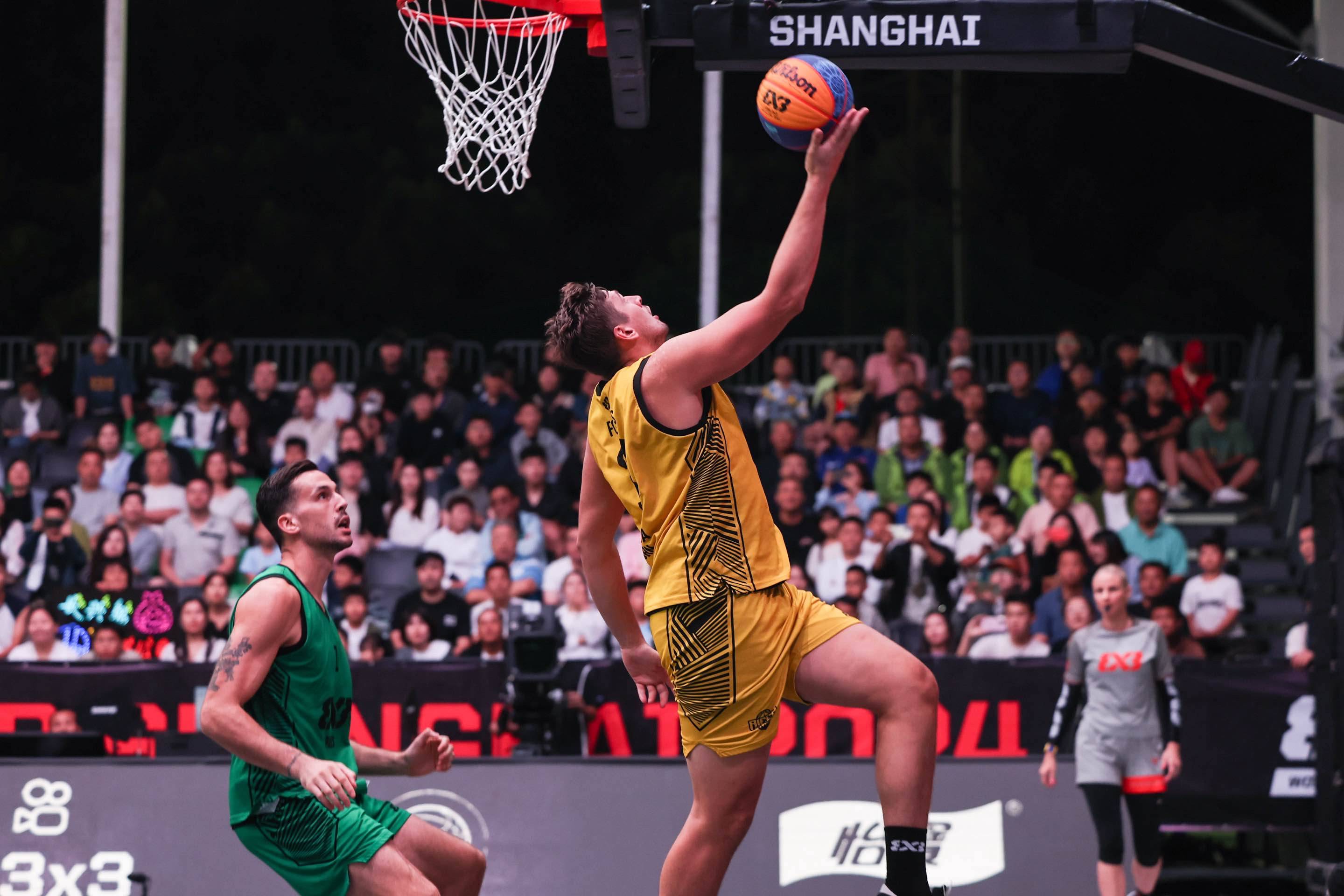 关于篮球比赛激烈的竞争让人目不暇接的信息