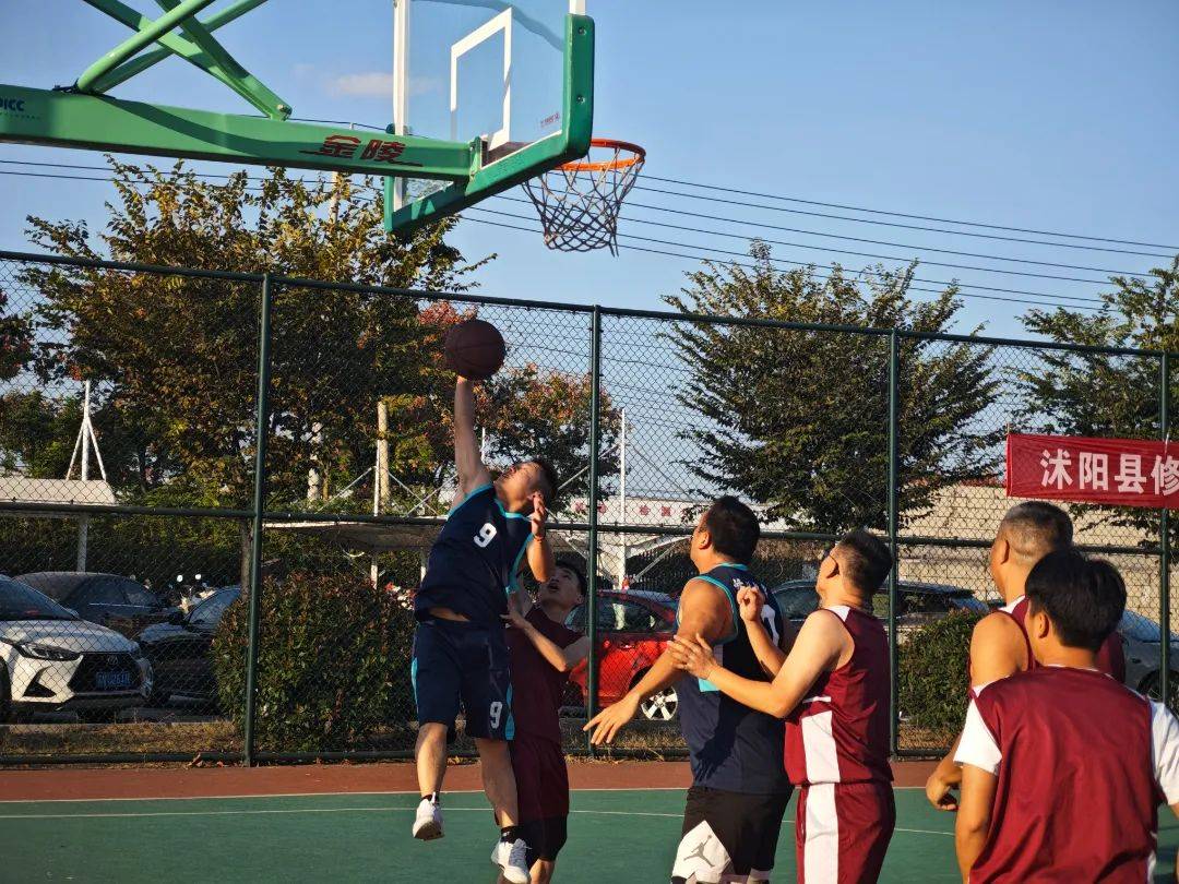 关于篮球比赛激烈的竞争让人目不暇接的信息