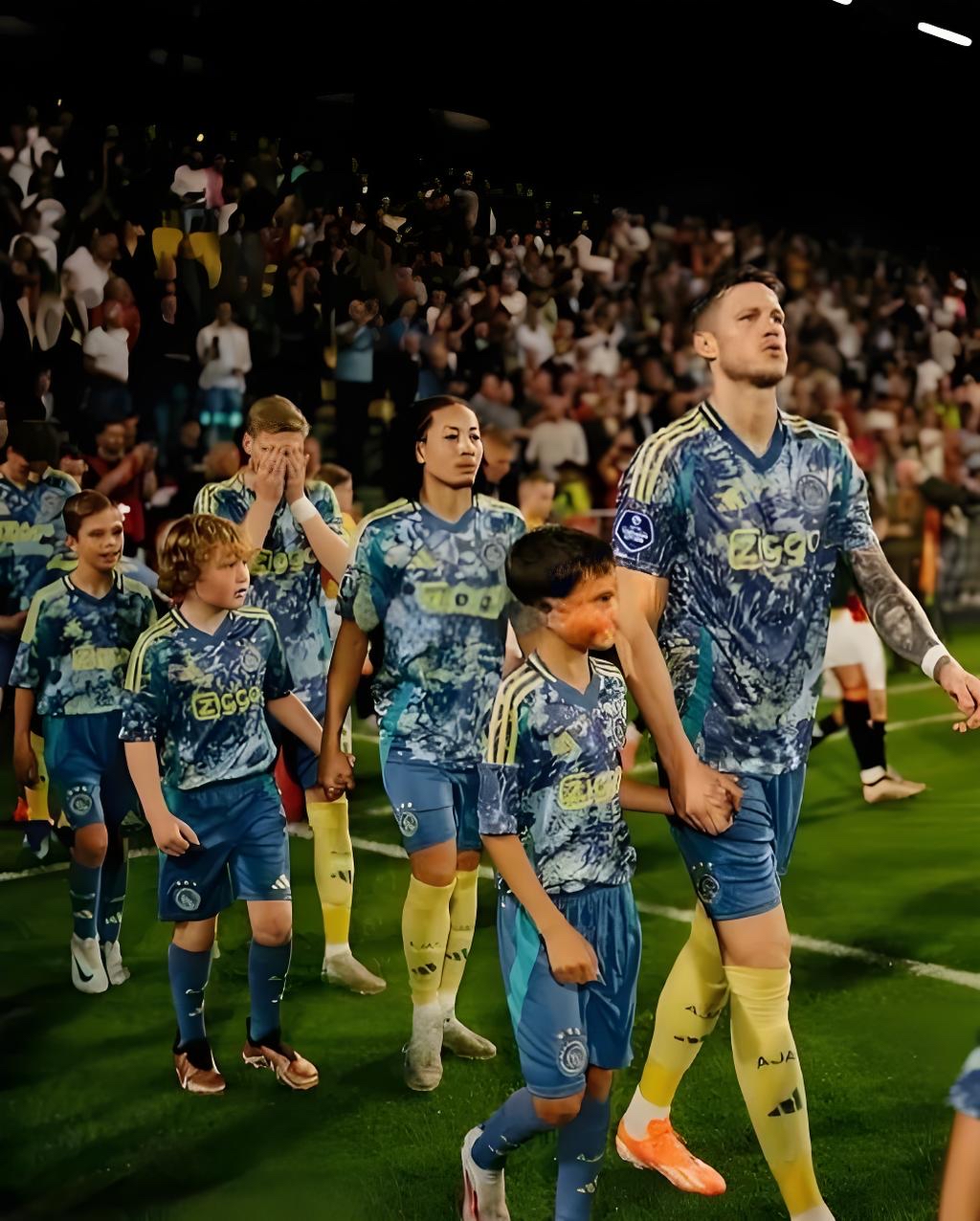 关于阿贾克斯尝试突破对手围堵，欧冠淘汰赛焦点之战的信息