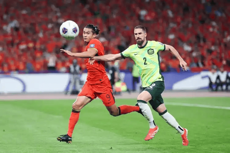 足球比赛中出现意外,现场球迷情绪激动 足球比赛中出现意外,现场球迷情绪激动