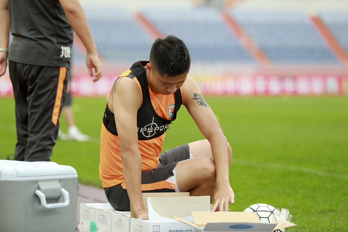 运动员在赛场上发挥出色，引发观众热情