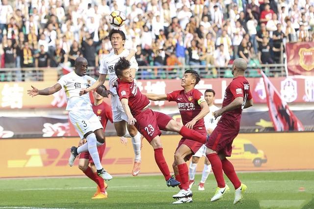 包含斯图加特客场大胜引发球迷热议，重返胜利轨道的词条