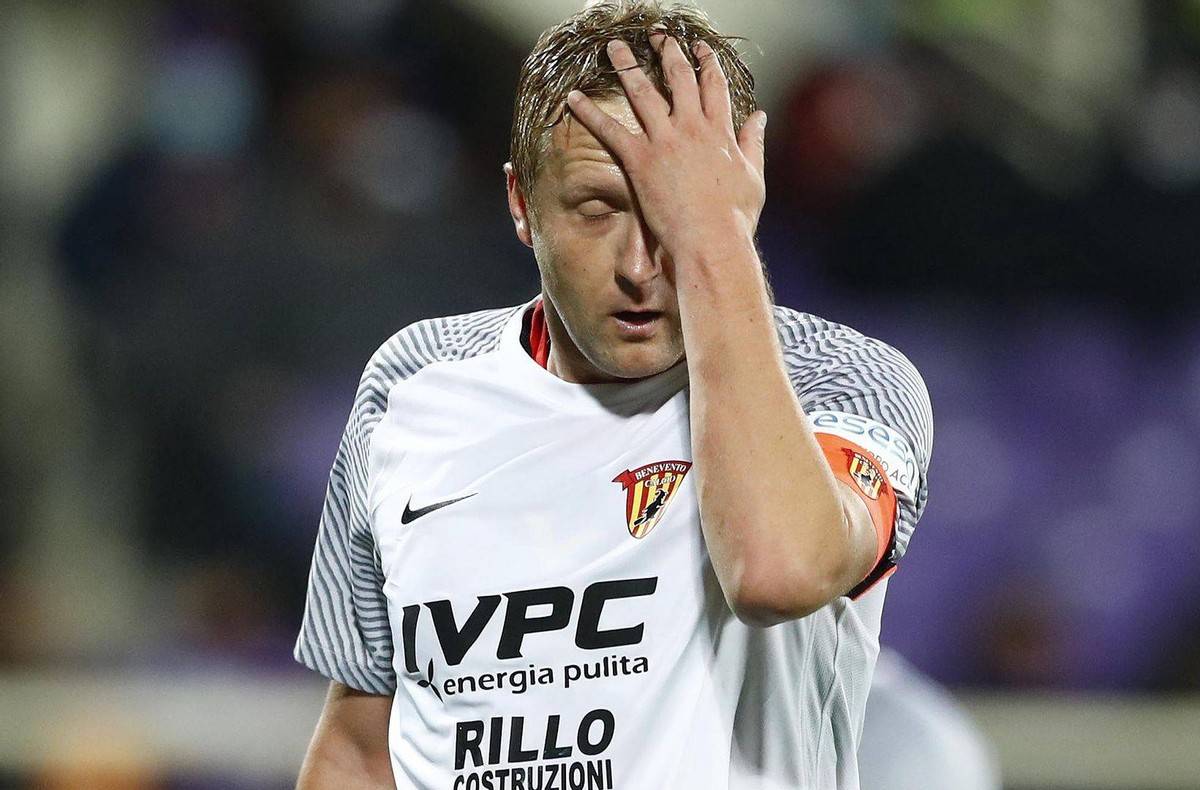 包含贝内文托客场大胜克罗托内，结束连败的词条