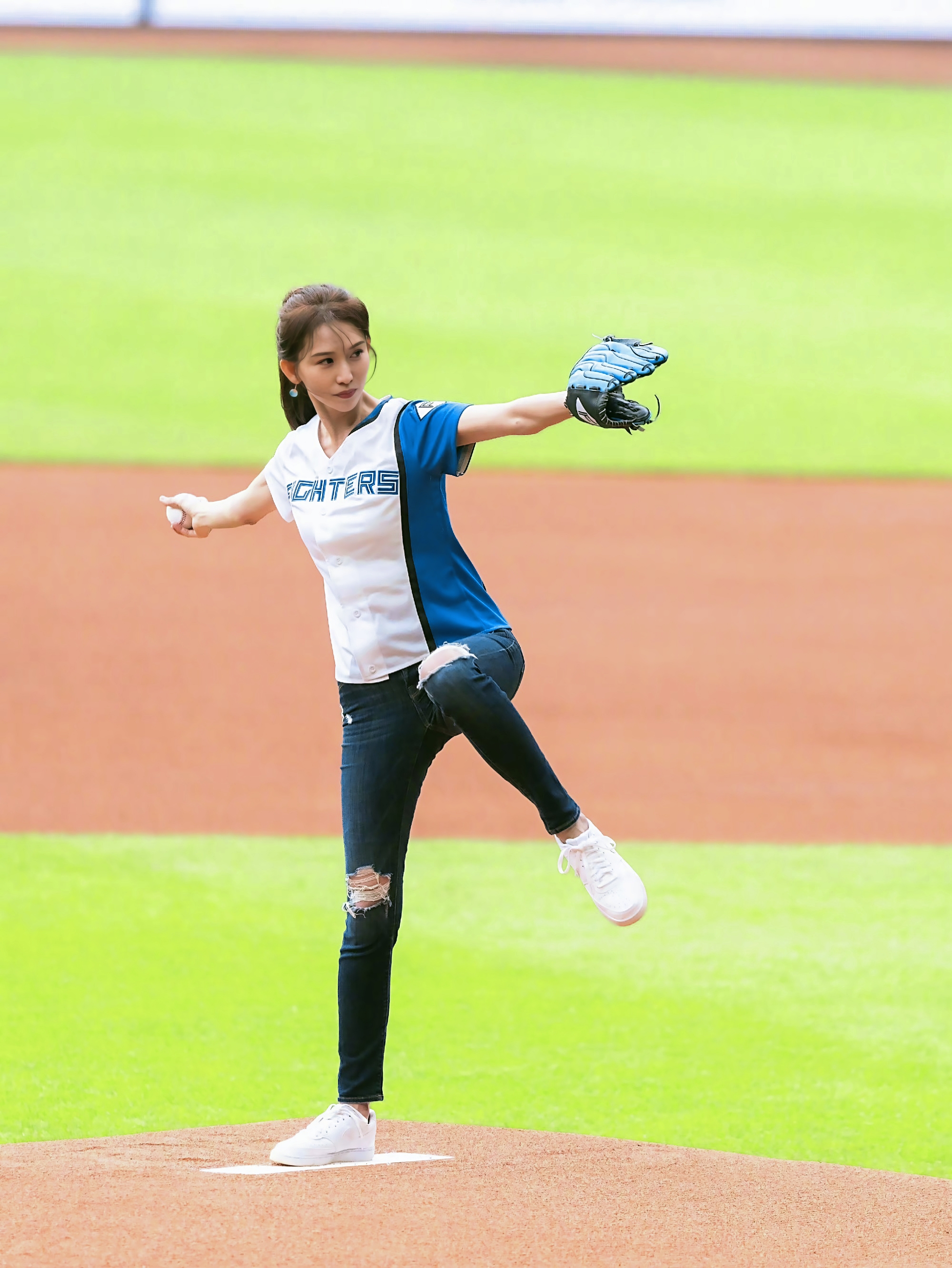 体育赛场上的盛大狂欢，观众沸腾不已