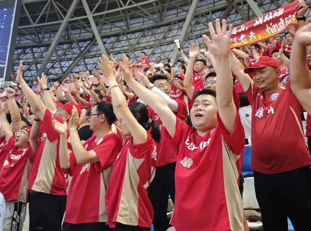 球迷为球队的惊人胜利欢呼雀跃