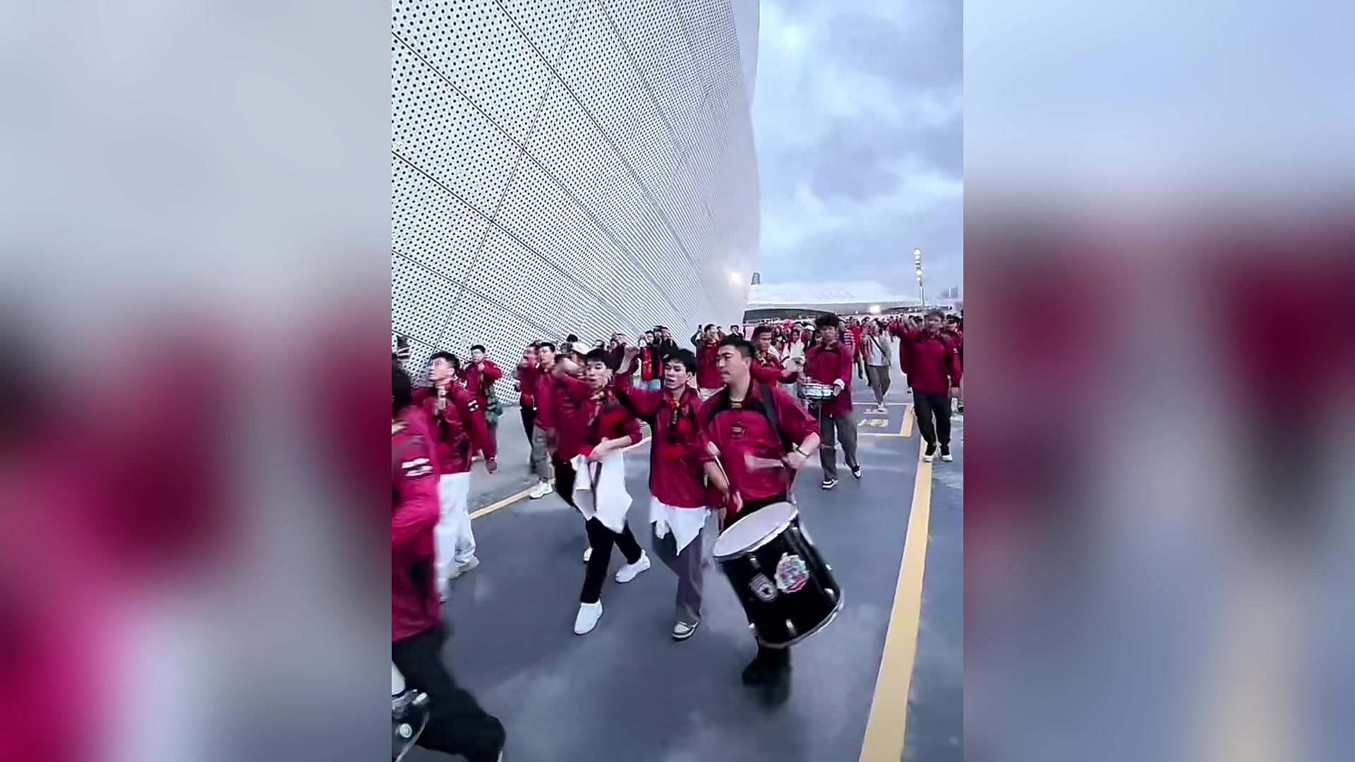 包含现场气氛热烈,球迷为自己支持的球队呐喊助威的词条 包含现场气氛热烈,球迷为自己支持的球队呐喊助威的词条