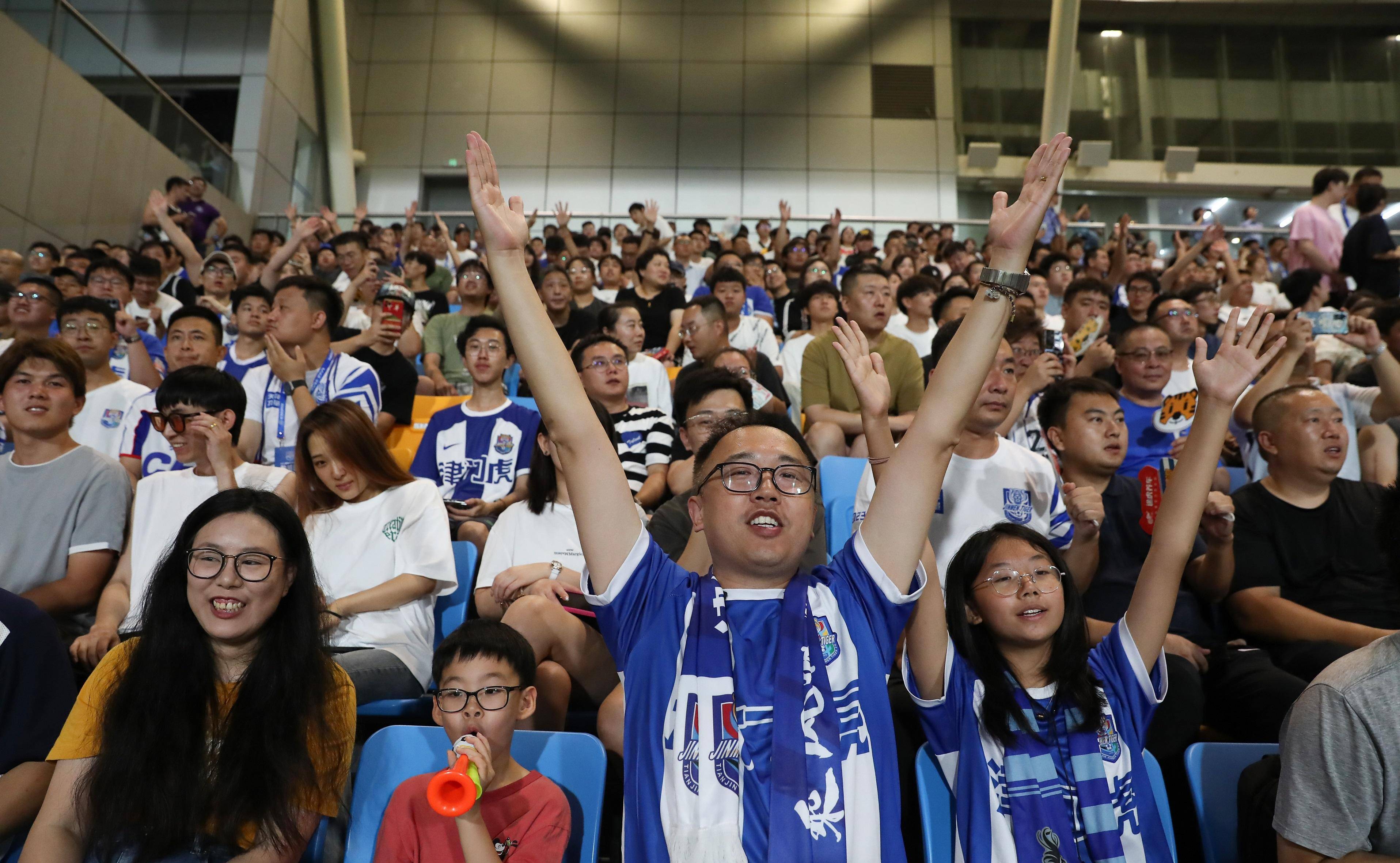 包含现场气氛热烈,球迷为自己支持的球队呐喊助威的词条 包含现场气氛热烈,球迷为自己支持的球队呐喊助威的词条