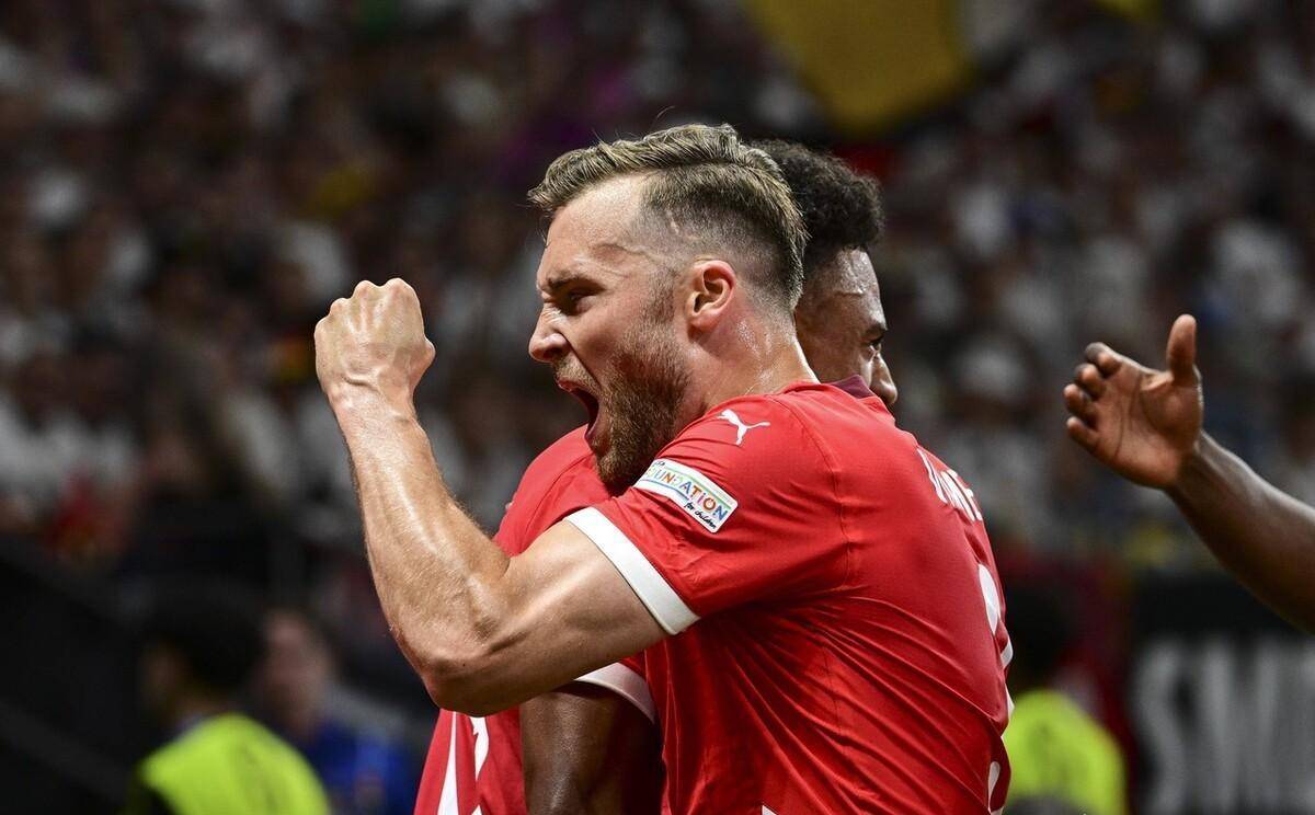 包含瑞士队凭借绝杀，挺进半决赛的词条