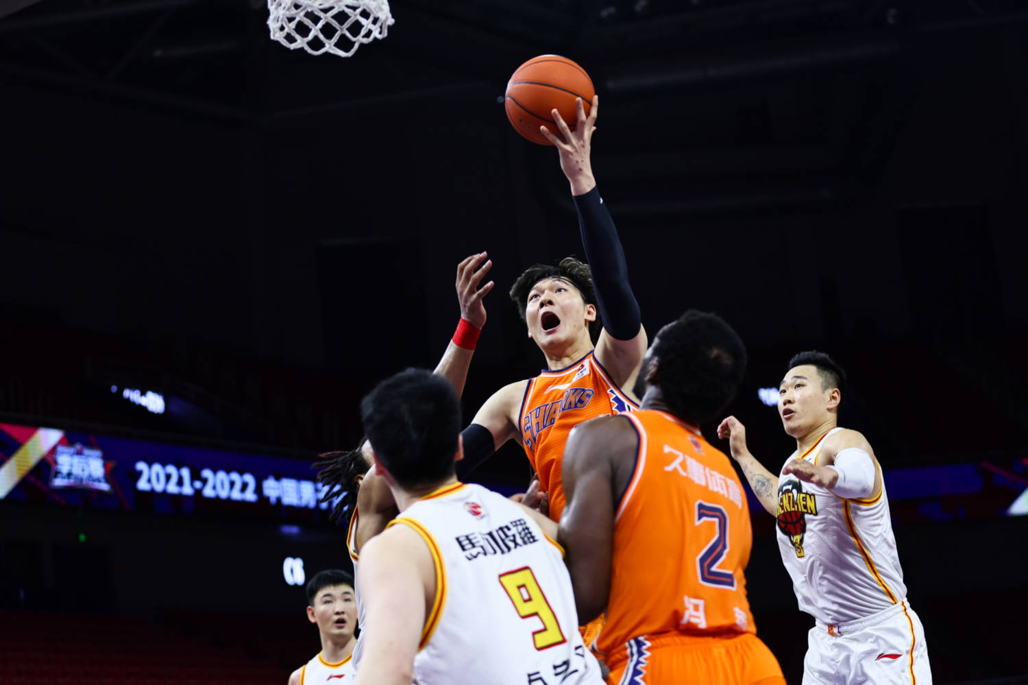 联赛中球员们展现出激烈竞争态势