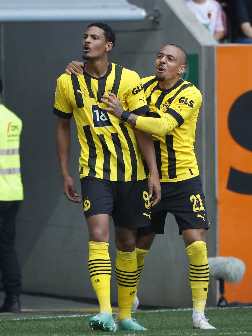 多特蒙德主场险胜奥格斯堡，保持积分优势