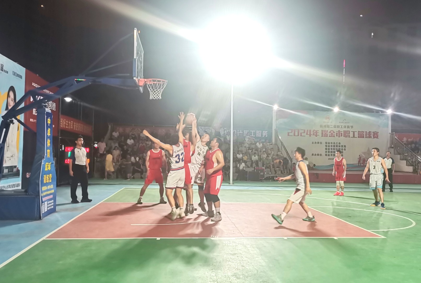 现场篮球比赛将观众带入紧张氛围 现场篮球比赛将观众带入紧张氛围