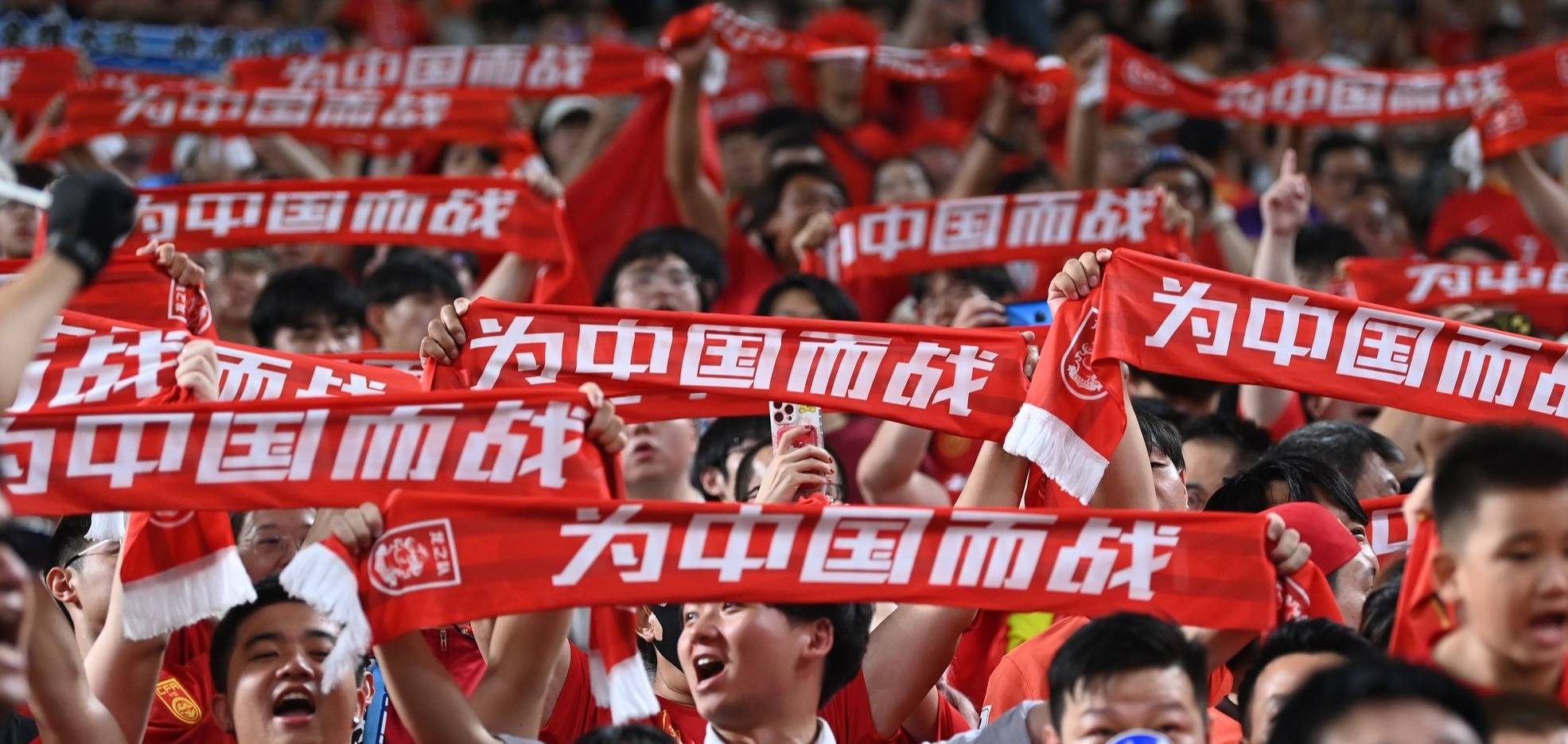 足球赛事中一支队伍掌控局势取得胜利