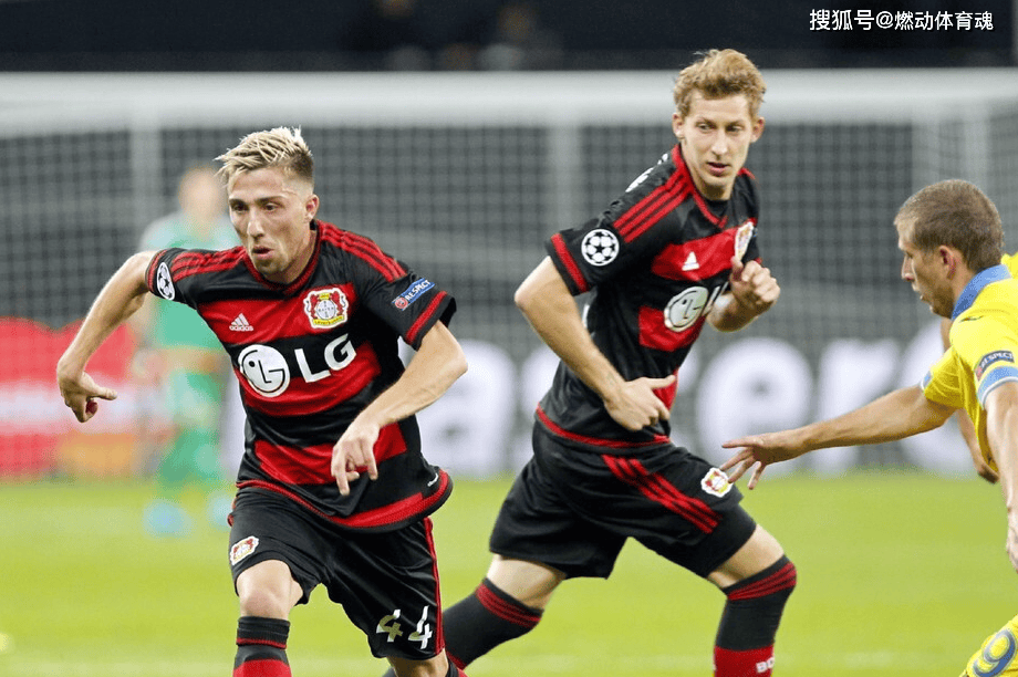 法兰克福球员为球队取得胜利