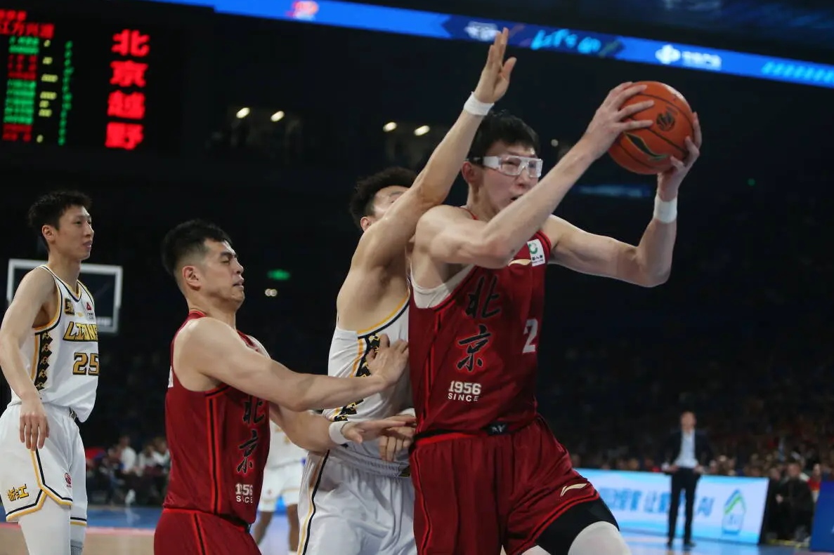 篮球比赛中球队全力拼搏，终获巨大突破