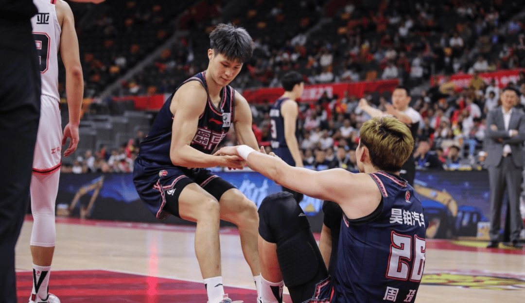 重要战役险胜劲敌，球队锁定进入季后赛