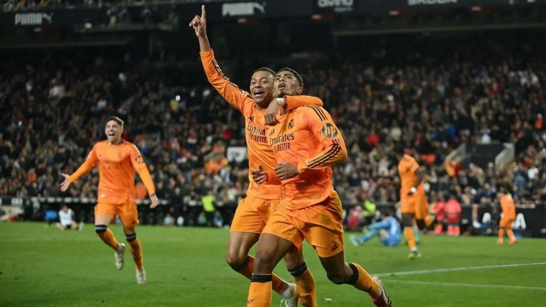 包含瓦伦西亚胜里昂，提升削减差距拉维奇进球的词条