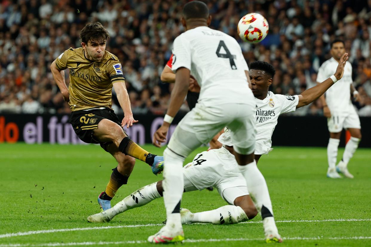 西班牙队控球优势突出，顺利晋级