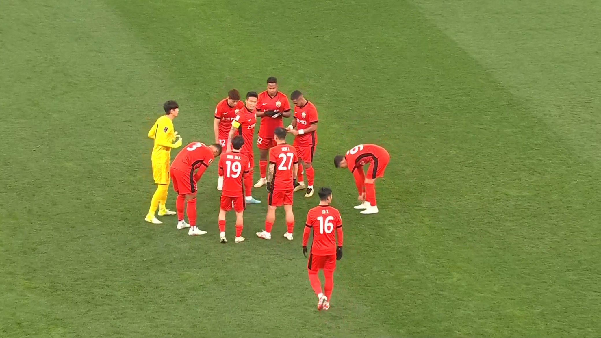 包含球队陷入困境宣告重组，球迷拭目以待的词条