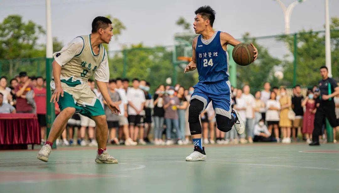 赛场硝烟弥漫,双方角逐不分上下的简单介绍 赛场硝烟弥漫,双方角逐不分上下的简单介绍