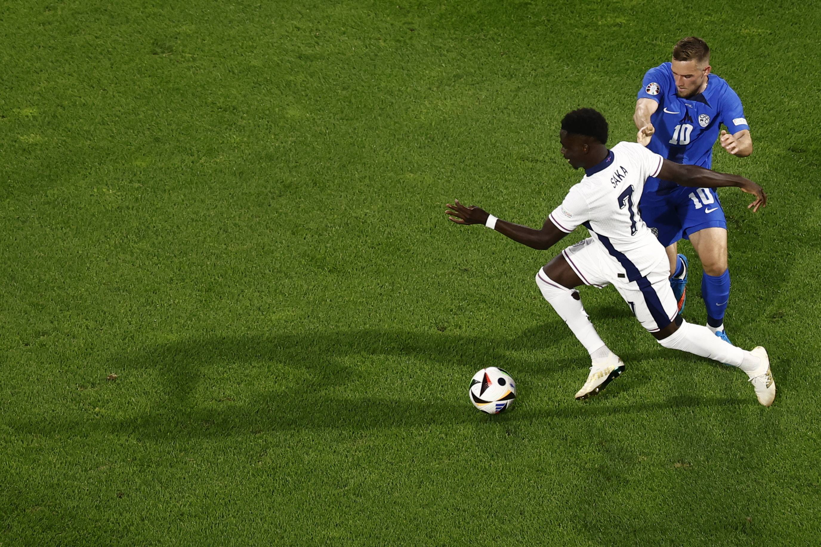 足球比赛场面火爆，球员拼尽全力