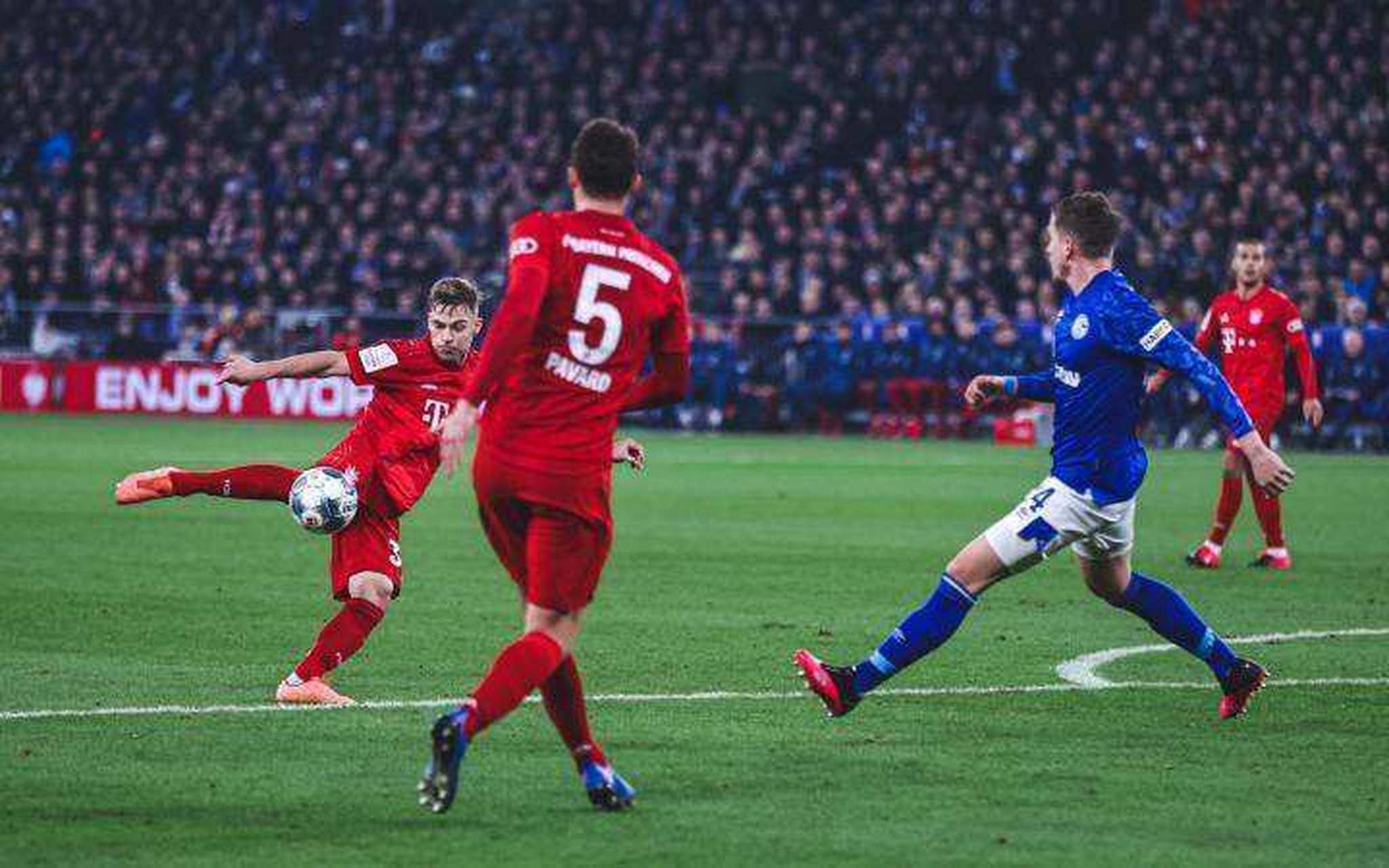 包含埃弗顿爆冷胜热刺，英超三强竞争更加激烈的词条