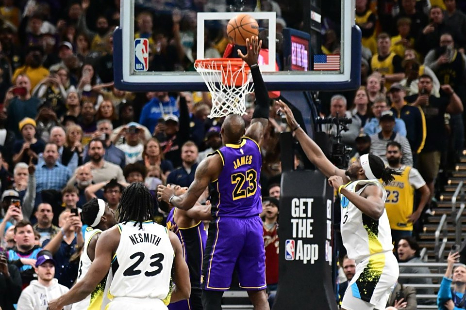 狂风暴雨:湖人惊险击败骑士,浓眉菜鸟压哨绝杀 狂风暴雨:湖人惊险击败骑士,浓眉菜鸟压哨绝杀