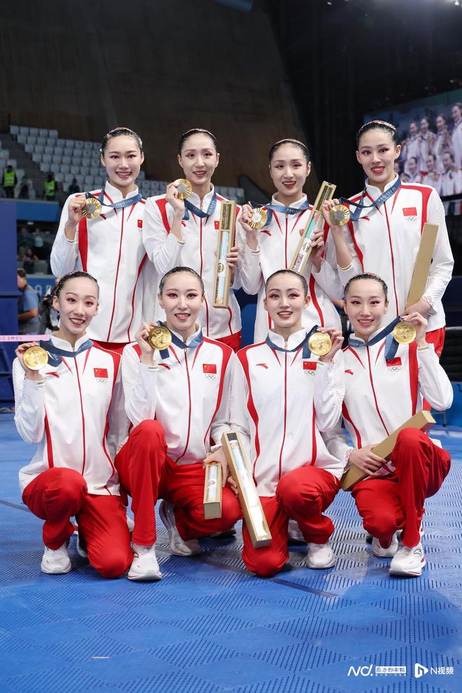 中国花游队团队努力,夺得金牌 中国花游队团队努力,夺得金牌