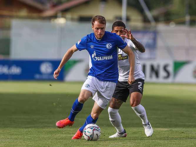 包含沙尔克04客场战平柏林赫塔，保级前景渺茫的词条