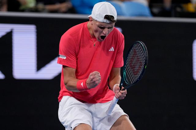 关于澳网轻取法网，鲁德统治全场的信息